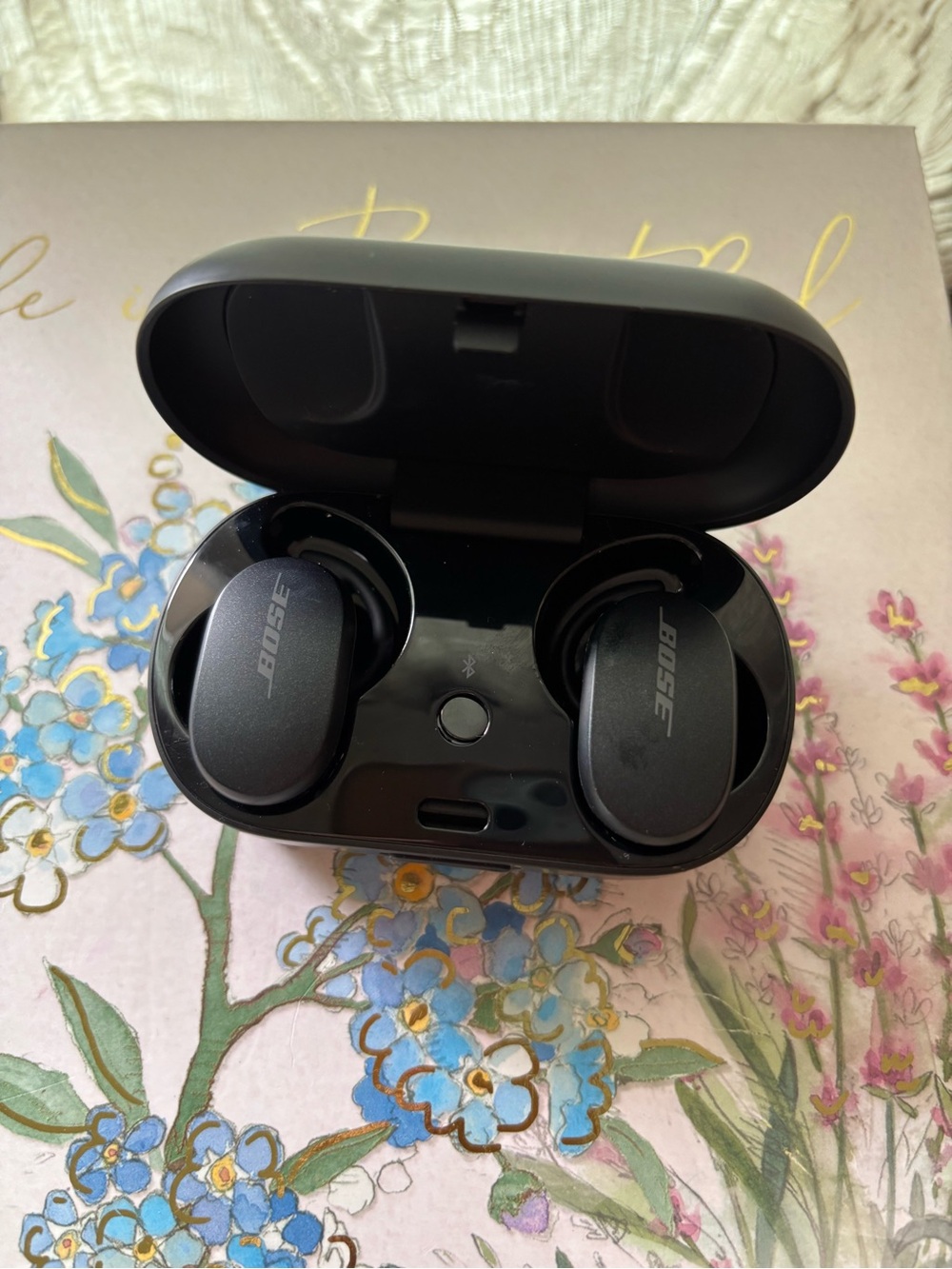 Bose Wireless Quiet Comfort Earbuds in Matte Black Charging Case